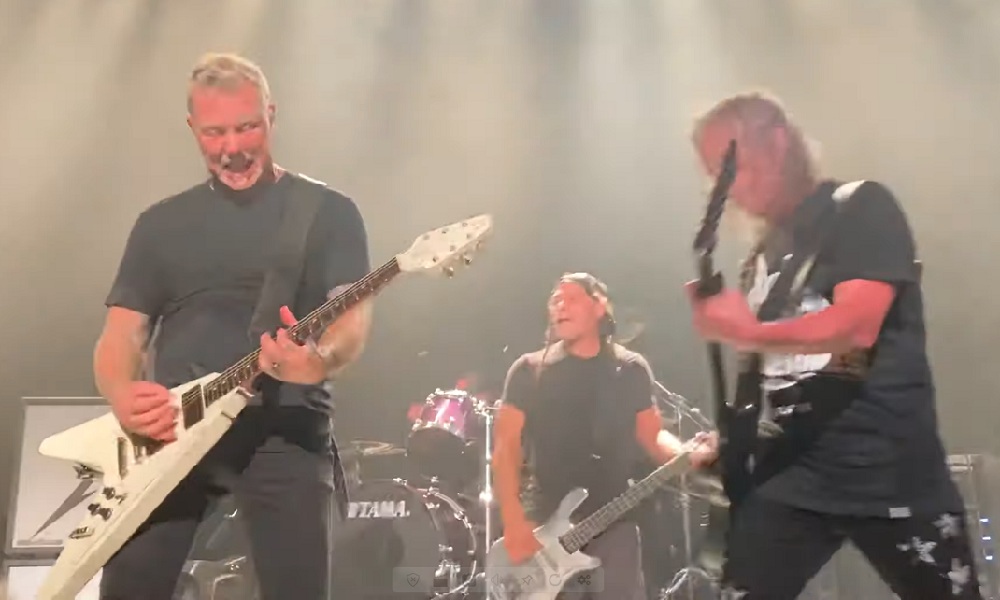 Konser Surprise Metallica Dipadati Pengunjung