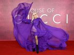 042d-Lady Gaga dengan gaun ungu di premiere House of Gucci di Inggris