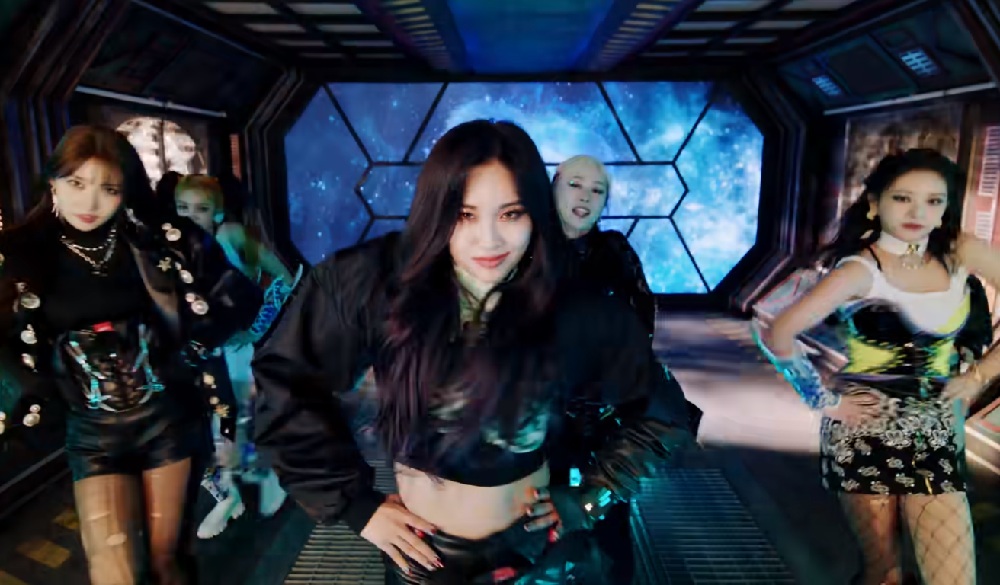 Windowsen Tuding Stylist YueHua Entertainment Jiplak Outfit untuk EVERGLOW di Video Musik "Pirate"