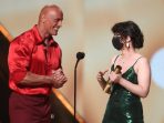 Serahkan Penghargaan People’s Choice Awards 2021 ke Relawan Make-a-Wish, “The Rock” Panen Pujian