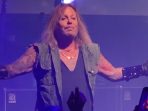 Penampilan Solo Vince Neil Undang Beragam Komentar