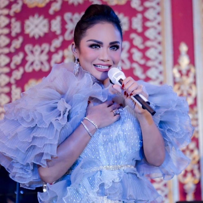 Krisdayanti artis indonesia berulang tahun Maret