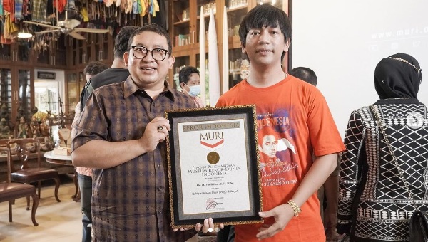 Fadli Zon Dinobatkan MURI Sebagai Kolektor Piringan Hitam Album Musisi Indonesia Terbanyak, Rian D’MASIV Beri Ucapan Selamat