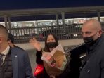 Jisoo BLACKPINK Keluar di Pintu VIP Bandara Paris Tetapi Berhenti untuk Sapa Fans