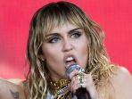 Miley Cyrus Selamat Meski Pesawatnya Tersambar Petir dan Terpaksa Mendarat Darurat