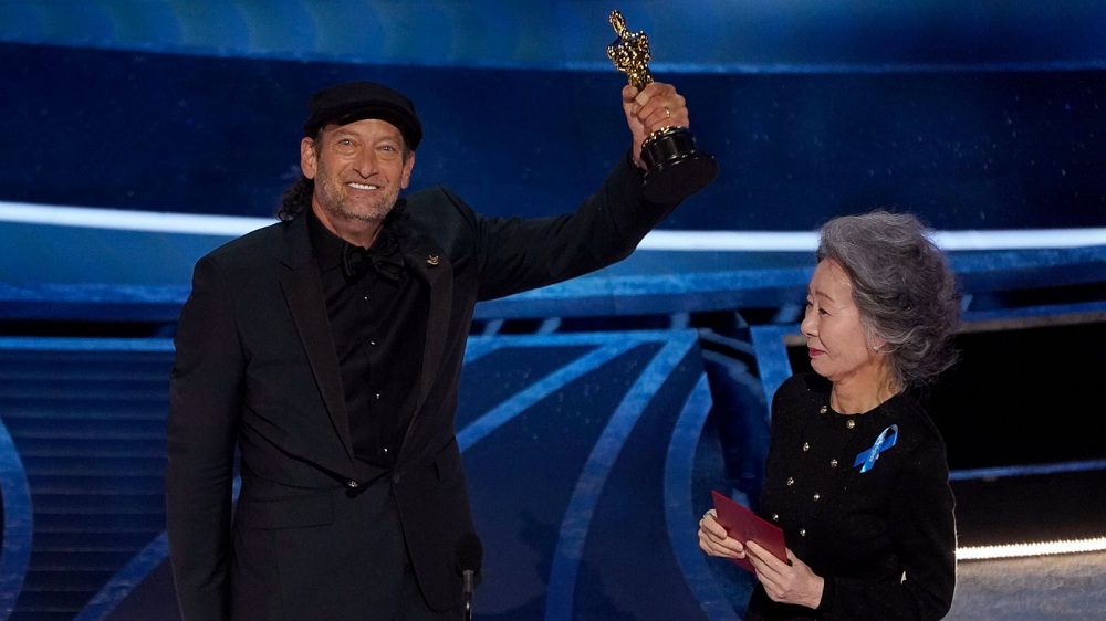Interaksi Youn Yuh Jung dengan Aktor Troy Kotsur Curi Perhatian di Perhelatan Oscar 2022