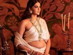 Sonam Kapoor Pamer Baby Bump di Foto-Foto Terbaru, Fans Sebut “Beautiful Mommy”