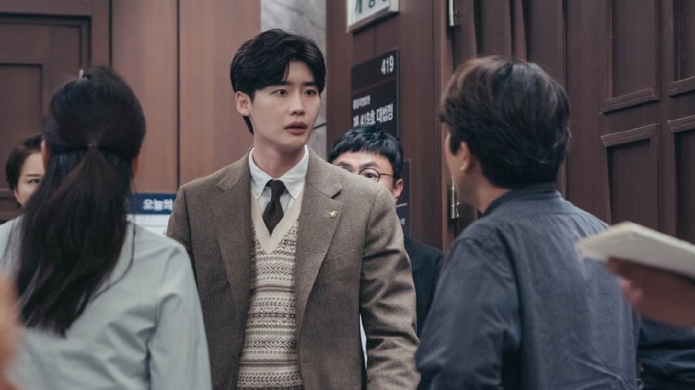 Segera Tayang! Intip Karakter Lee Jong Suk Dari Stills Pertama untuk KDrama “Big Mouth”