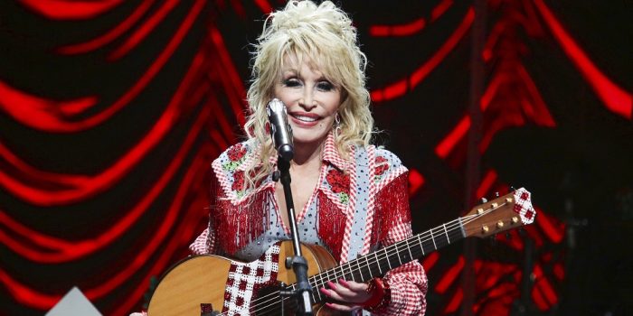 Dolly Parton Cover Lagu-Lagu Rock Lawas di Album Barunya