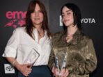 742a-Billie Eilish dan ibunya menerima penghargaan EMA Missions in Music Awards