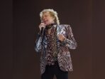 Positif Covid, Rod Stewart Tunda Dua Konser di Amerika Utara