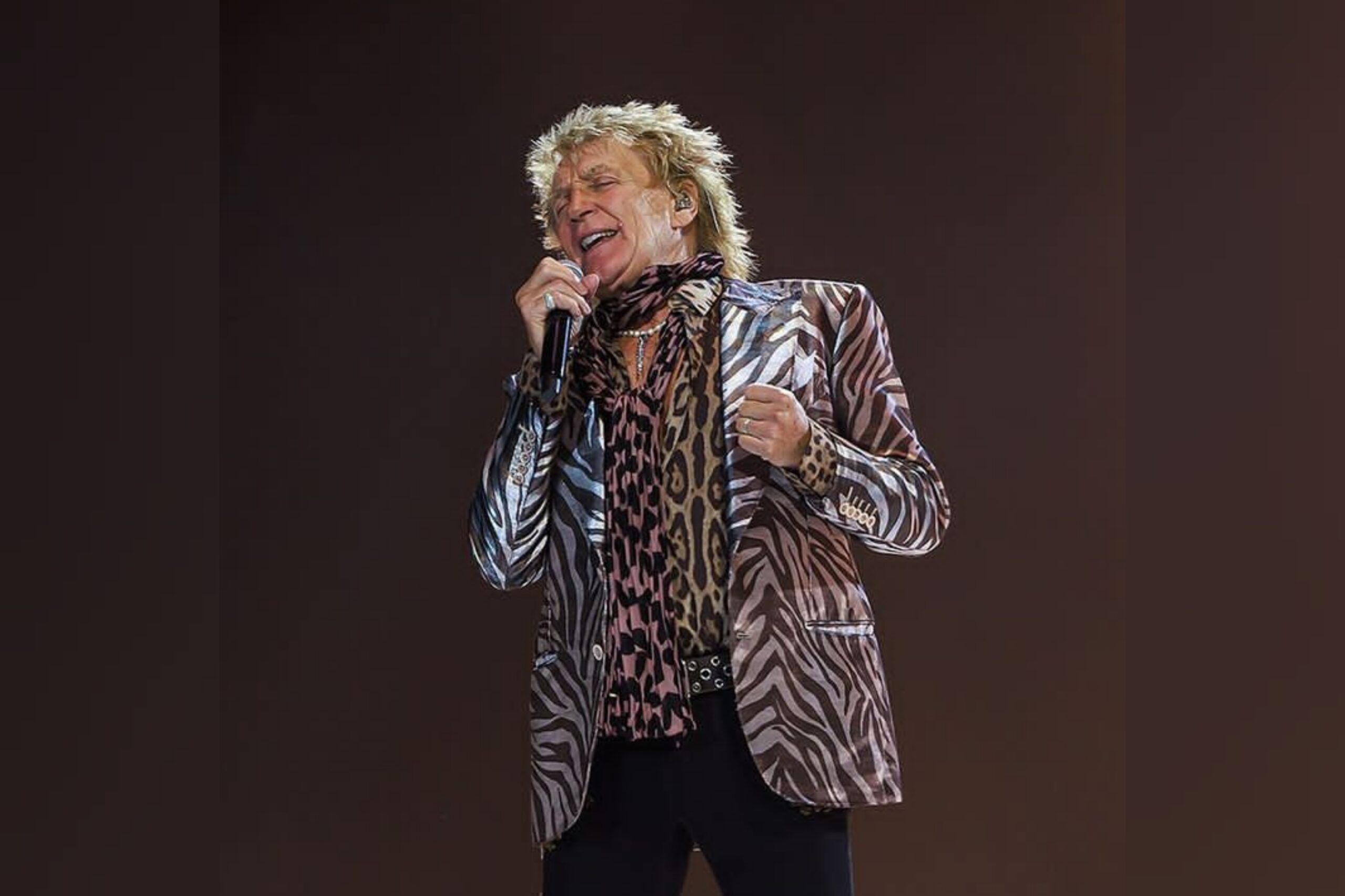 Positif Covid, Rod Stewart Tunda Dua Konser di Amerika Utara