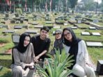 Aaliyah, Thariq Halilintar, Reza Artamevia, juga Zahwa Massaid mengunjungi makam sang Ayah, Adjie Massaid.