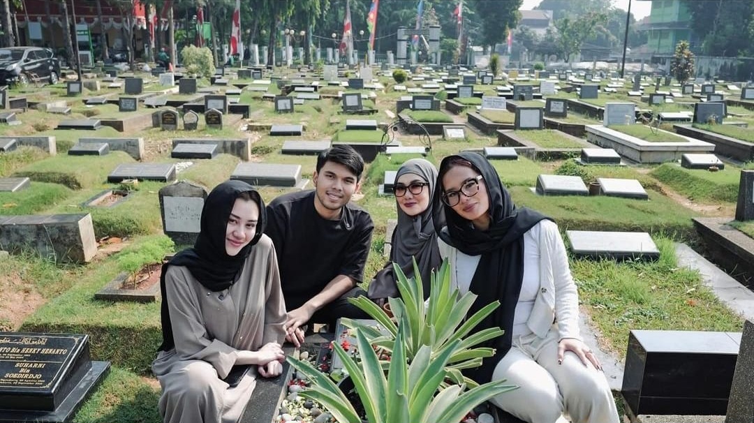 Aaliyah, Thariq Halilintar, Reza Artamevia, juga Zahwa Massaid mengunjungi makam sang Ayah, Adjie Massaid.