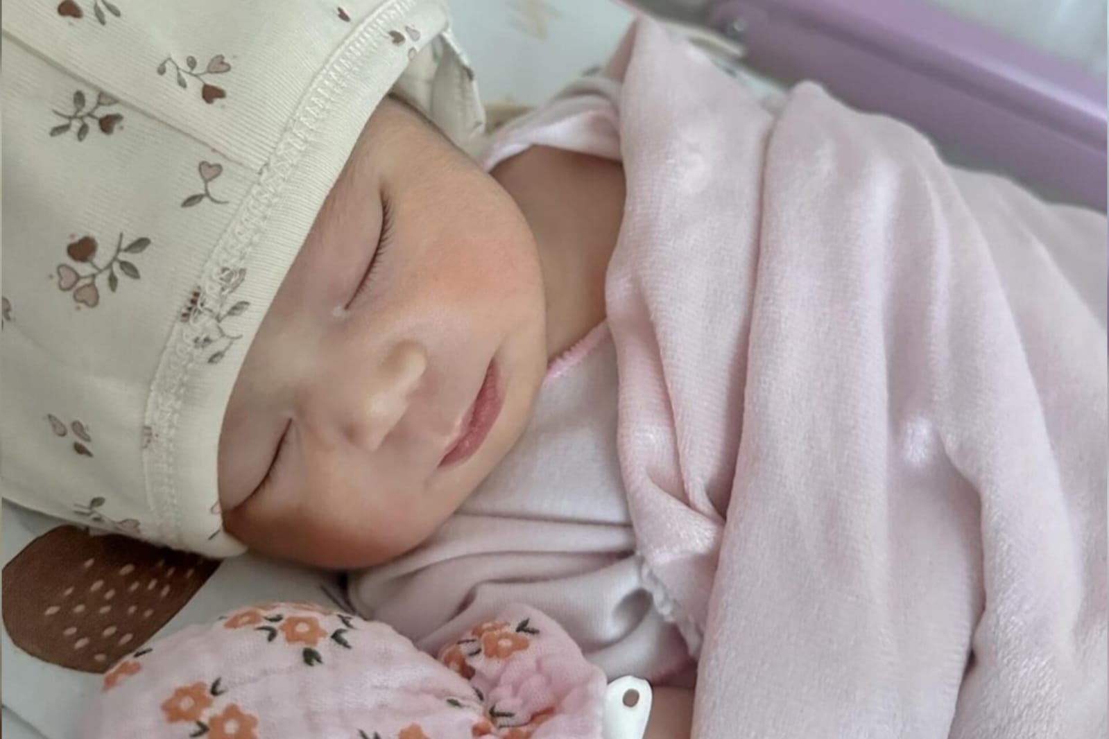 Sudah Berusia 40 hari, Larissa Chou Perlihatkan Wajah Baby Alesha di Sosmed