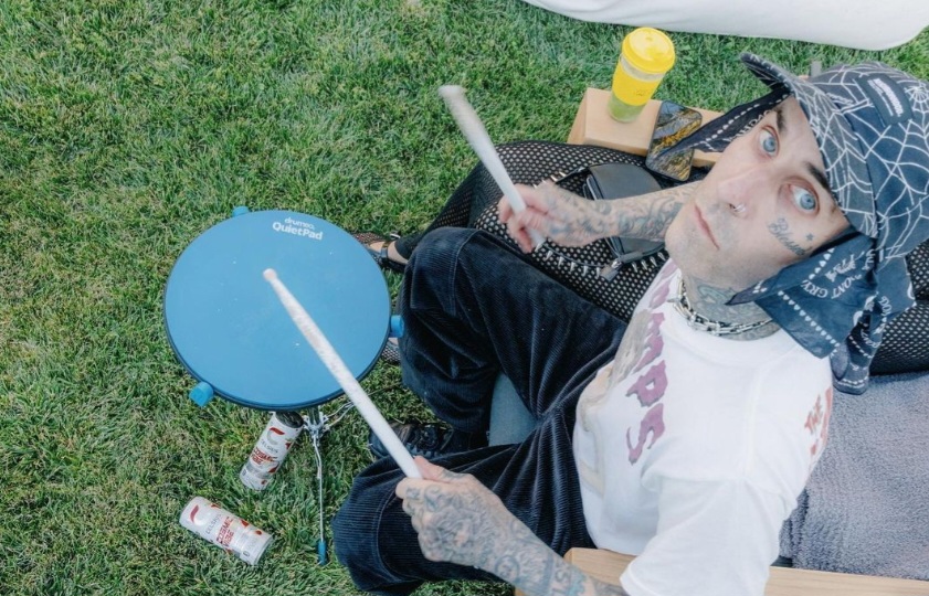 Travis Barker Beri Spoiler Musik Terbaru Blink-182: One More Time Part 2