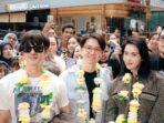 Mario Maurer, Sutradara Banjong Pisanthanakun, dan Davika Hoorne Saat di Bandara Soekarno-Hatta. Sumber: Instagram @davikah (Davika Hoorne)