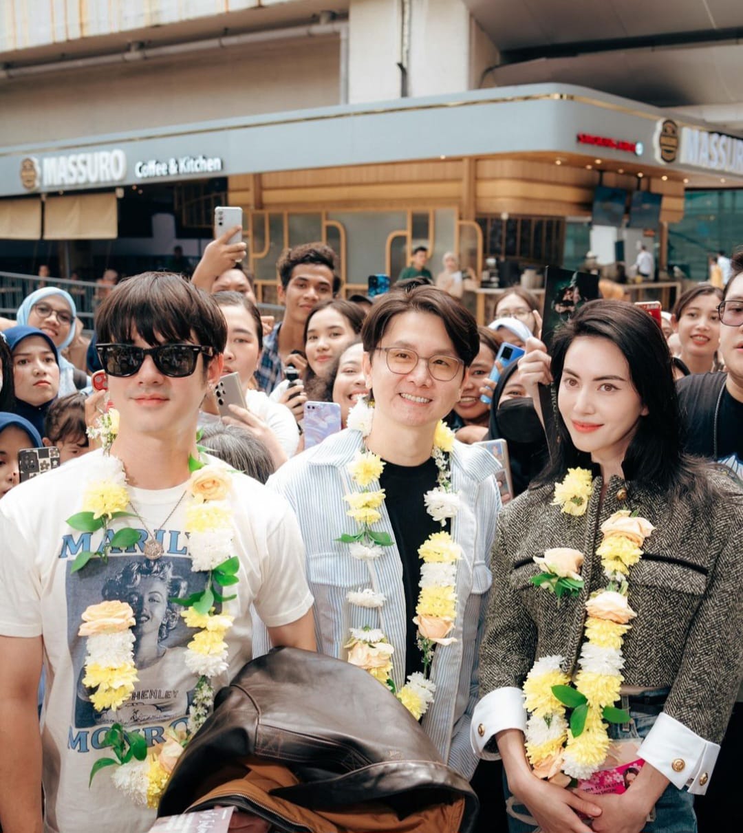 Mario Maurer, Sutradara Banjong Pisanthanakun, dan Davika Hoorne Saat di Bandara Soekarno-Hatta. Sumber: Instagram @davikah (Davika Hoorne)