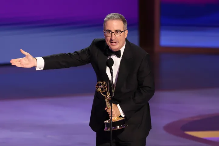 Simak Momen Canggung John Oliver Di Atas Panggung Emmy Awards Saat Berpidato Soal Anjingnya