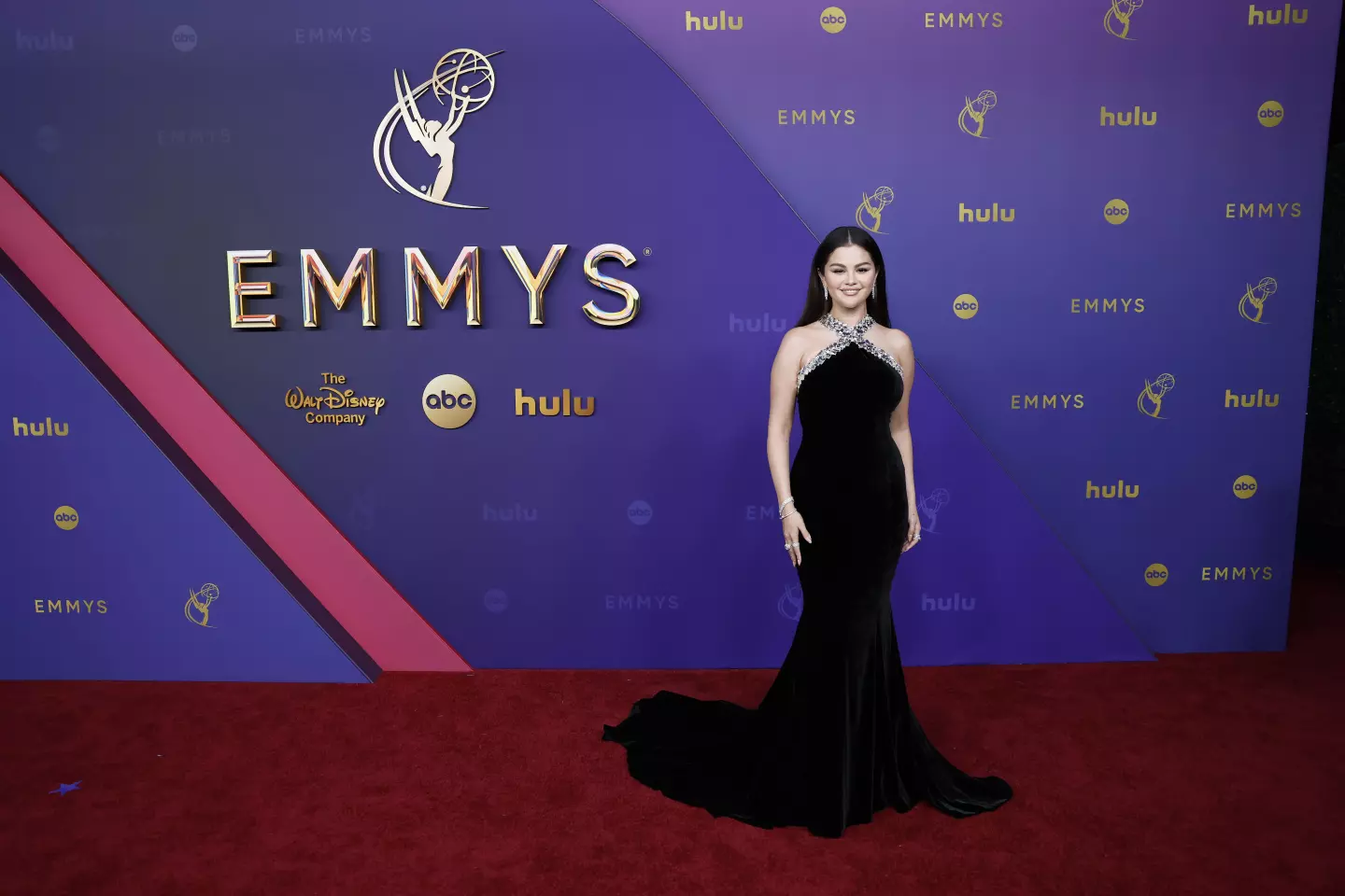 Selena Gomez Hadiri Emmy Awards 2024 Dengan Gaun Hitam Mewah dan Menawan