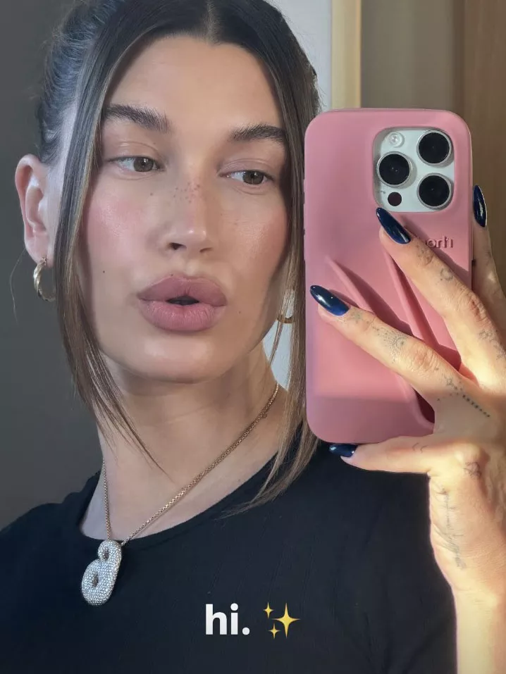 Hailey Bieber Unggah Foto Selfie 4 Minggu Setelah Kelahiran Sang Putra, Jack Bieber.