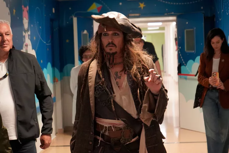 Johnny Depp Kunjungi Rumah Sakit di Spanyol Dengan Kostum Jack Sparrow