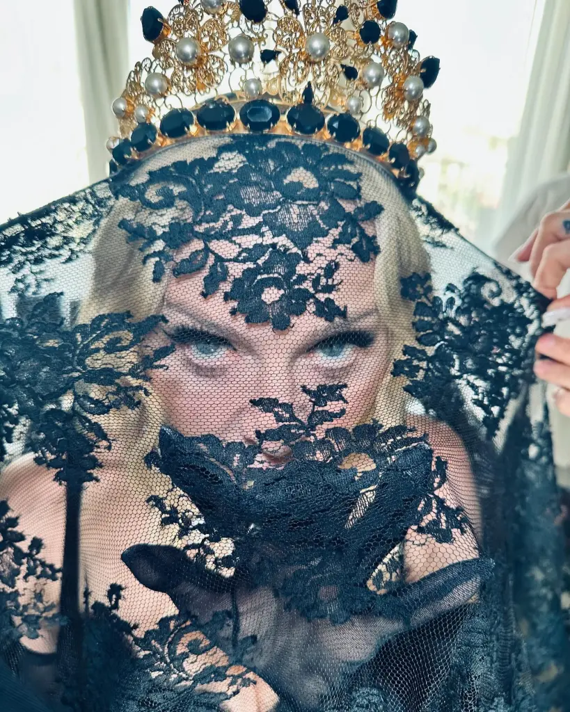 Madonna Hadiri Acara Dolce & Gabanna Dengan Penampilan Heboh, Kenakan Kerudung Renda dan Pakaian Serba Hitam