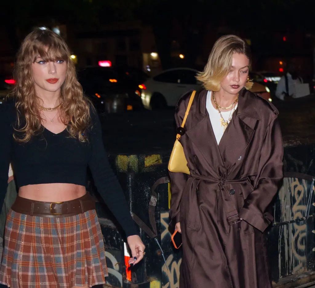 Taylor Swift dan Gigi Hadid Tampak Menawan Saat Makan Malam Bersama di Sebuah Restoran  