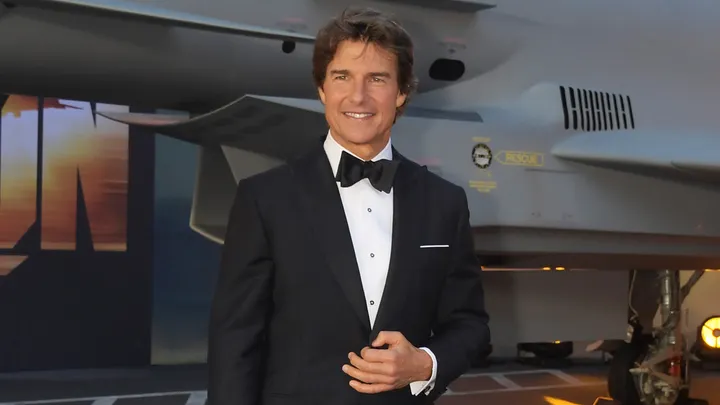 Tom Cruise Kejutkan Penonton Saat Muncul Tiba-Tiba Dalam Konser Orkestra ‘Top Gun: Maverick’