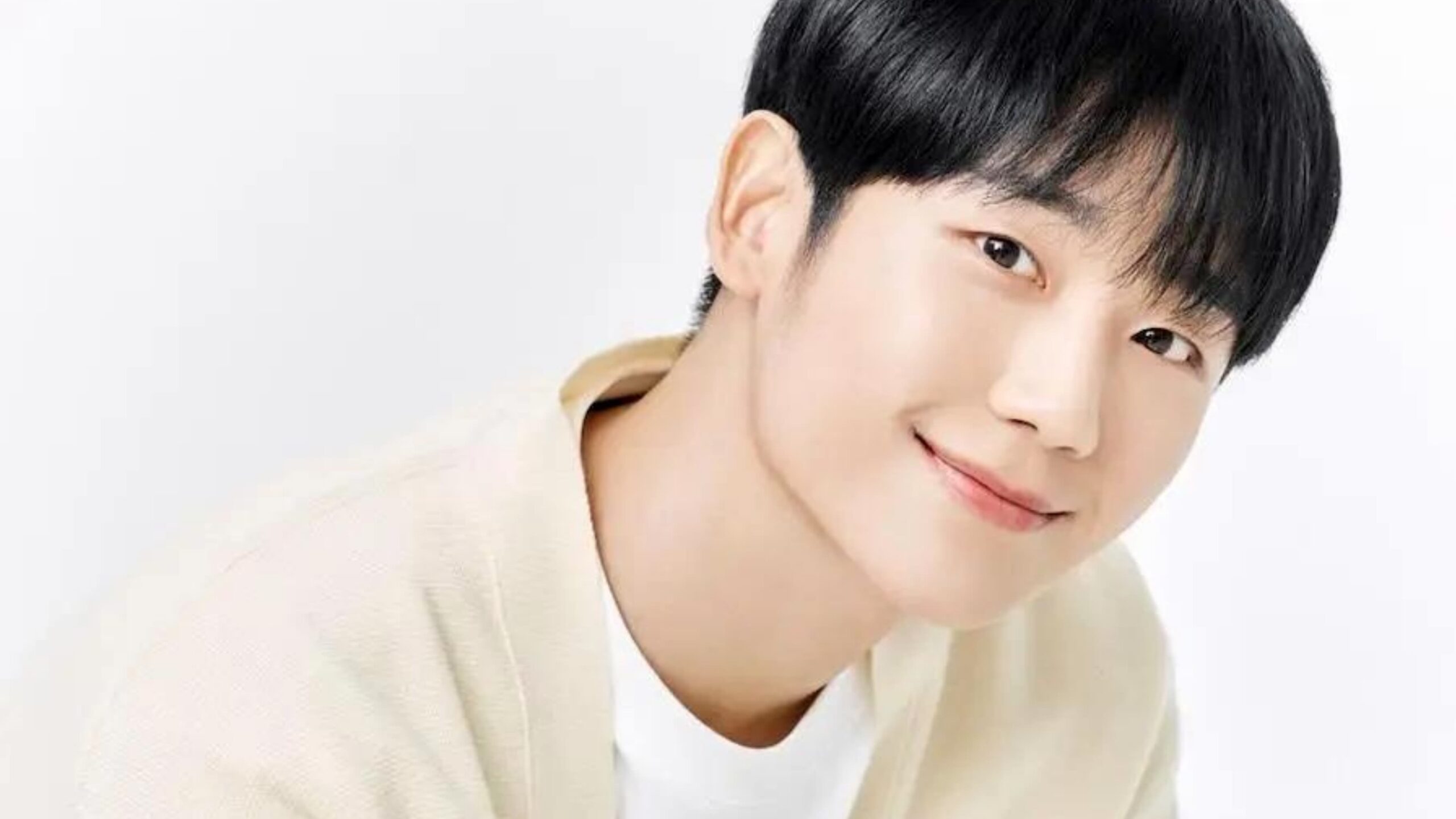 Jung Hae In Resmi Perpanjang Kontrak dengan FNC Entertainment, Ini Alasannya