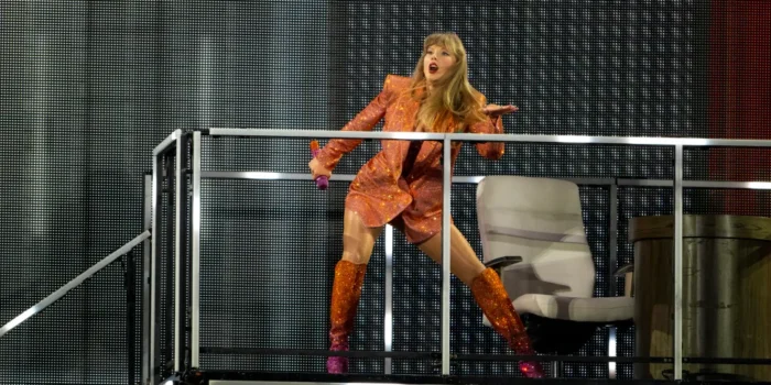 Taylor Swift Rayakan Kemenangan Travis Kelce Dengan Ganti Lirik Lagu ‘Karma’ Di Eras Tour