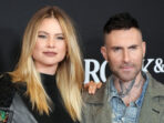 Adam Levine Terpukau Kala Sang Istri, Behati Prinsloo Kembali Tampil Dalam Fashion Show Victoria Secret