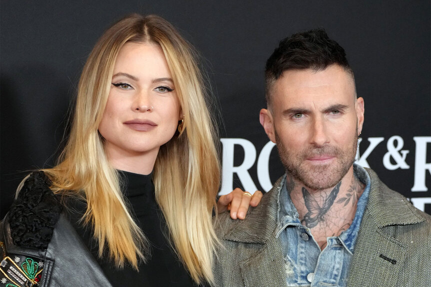 Adam Levine Terpukau Kala Sang Istri, Behati Prinsloo Kembali Tampil Dalam Fashion Show Victoria Secret