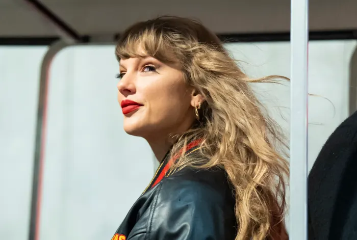 Hadir di Pertandingan Kansas City Chiefs, Penampilan Taylor Swift Curi Perhatian