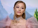 Hayati Peran, Kostum Ariana Grande Bagaikan Peri di Pemutaran Perdana Film ‘Wicked’