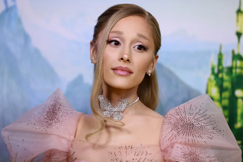 Hayati Peran, Kostum Ariana Grande Bagaikan Peri di Pemutaran Perdana Film ‘Wicked’