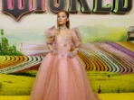 Hayati Peran, Kostum Ariana Grande Bagaikan Peri di Premier Film ‘Wicked’2