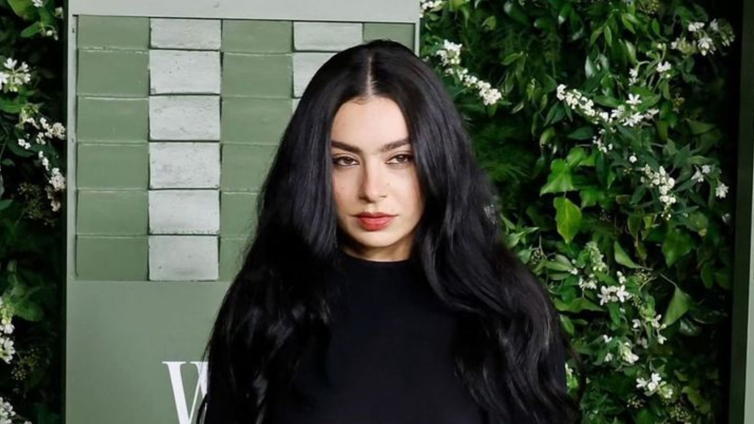 Charli XCX Tampilkan Peran Ganda dalam ‘Saturday Night Live’