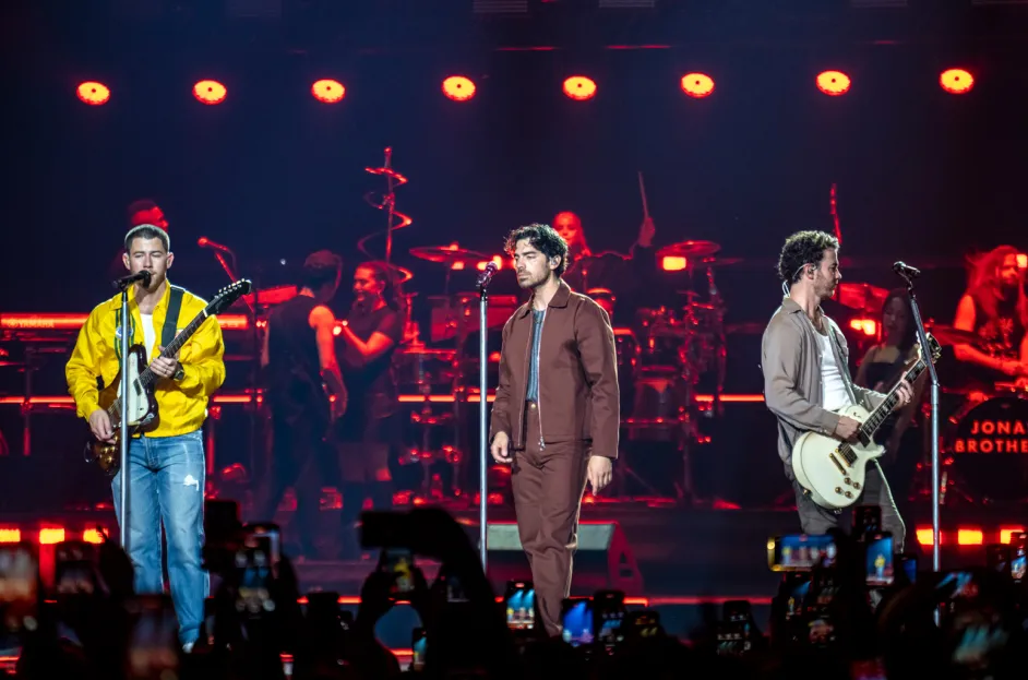 Jonas Brothers Beri Penghormatan Pada Liam Payne, Nyanyikan Lagu ‘Night Changes’ di Konser