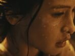 Maudy Ayunda dalam MV ‘Puisi Kota’