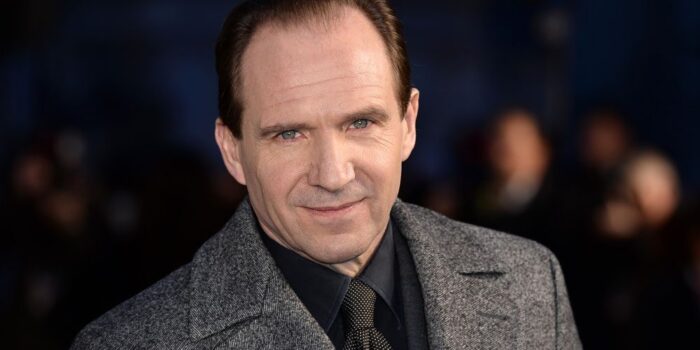 Ralph Fiennes Bongkar Sisi Lain Kostum Voldemort: Pakai Celana Ketat!