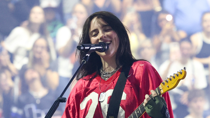 Billie Eilish Tampak Marah Usai Dilempar Gelang Saat Konser di Arizona