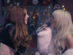 Sabrina Carpenter dan Chappell Roan Kolaborasi Dalam Acara Netflix ‘A Nonsense Christmas with Sabrina Carpenter’