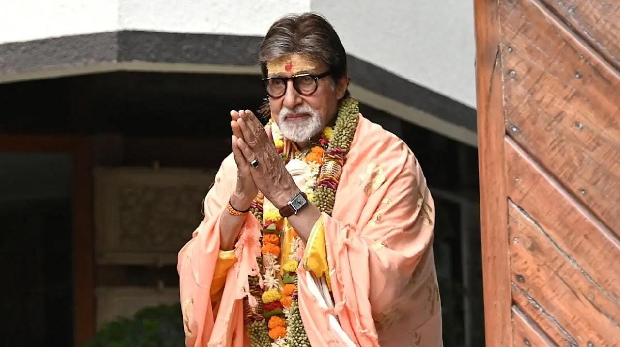 Amitabh Bachchan Sambut Penggemar dengan Antusias di Jalsa