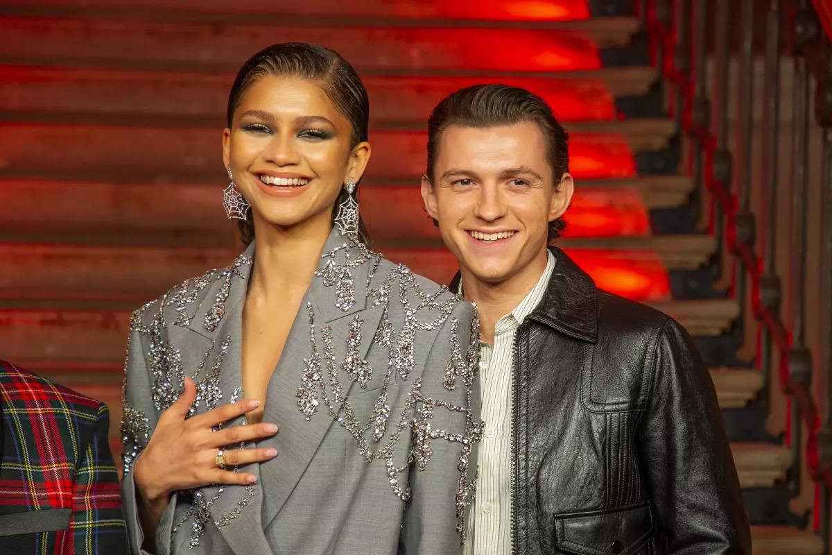 Rumor dan Spekulasi Fans Terbukti Benar, Tom Holland dan Zendaya Tunangan