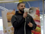 Lagi! Drake Beri Uang Penggemar Setelah Bertanding Batu Gunting Kertas
