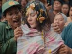 Wulan Guritno Diarak Warga di Trailer Film 'Norma: Antara Mertua dan Menantu'