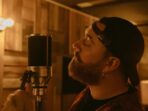 Sam Smith Bagikan Pelukan Hangat Lewat Single Terbaru 'Love Is A Stillnesss'